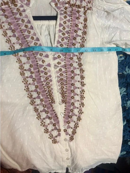 Embroidered Anthropologie V-Neck Short Sleeve Top in Ivory with Beading. - Picture 7 of 9